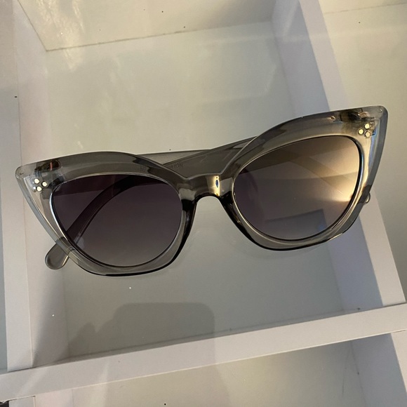 Gray cat-eye framed sunglasses - Picture 4 of 6
